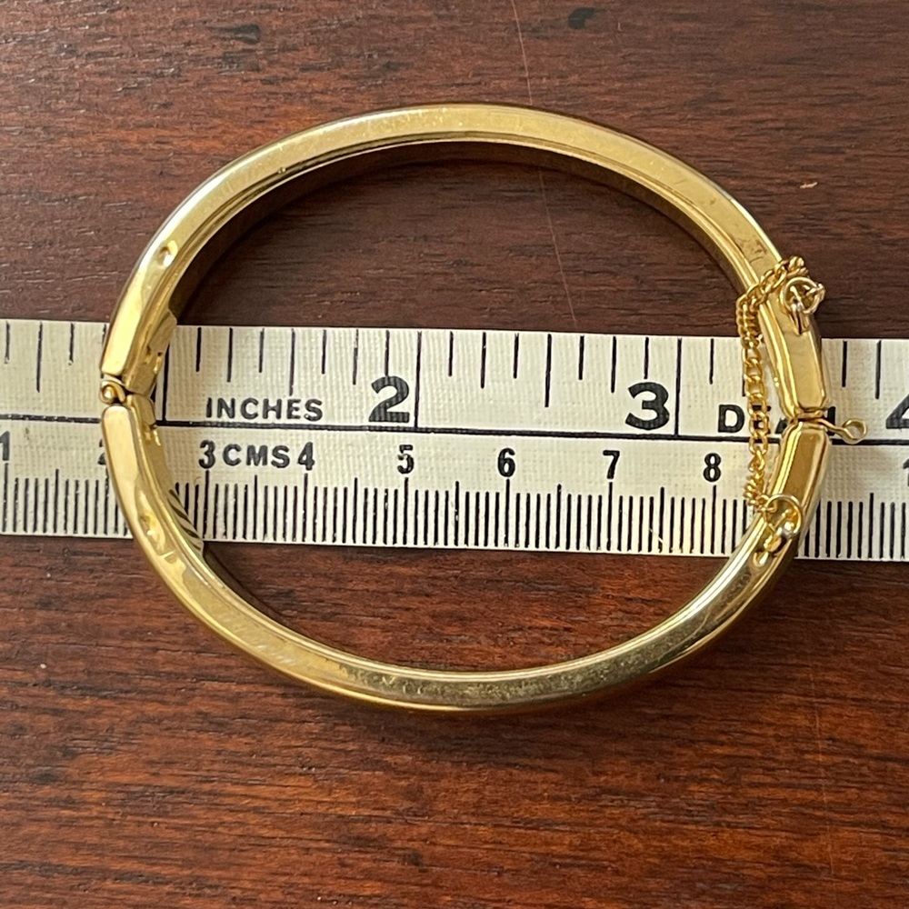 Gold tone oval hinged bangle bracelet - Picture 4 of 5